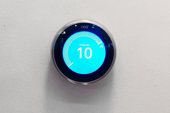 Sea inteligente para controlar sus ajustes de temperatura, y eso le ayudará a ahorrar dinero y estar cómodo en su hogar. Puede ahorrar hasta un 10% al año en calefacción y refrigeración bajando el termostato entre 7° a 10° F durante 8 horas al día en otoño e invierno; y subiéndolo en primavera y verano. (Si tiene una bomba de calor, no haga esto sin un termostato inteligente o programable diseñado para usar con bombas de calor).