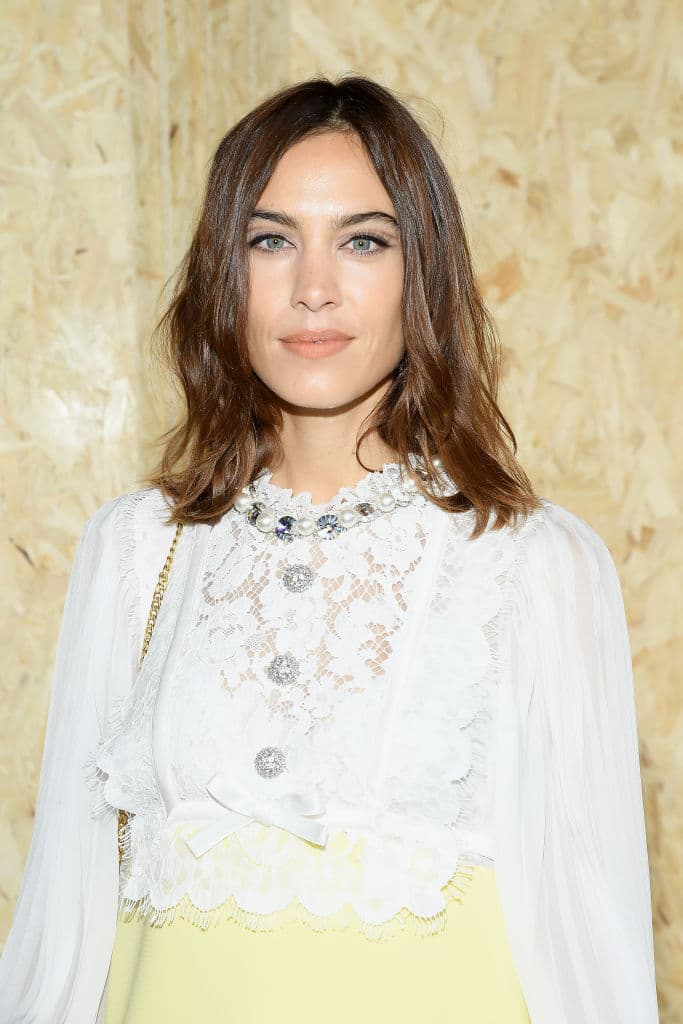 <b>Corte Shaggy</b>
<br>Hay que atreverse a jugar con las capas de tu pelo y qué mejor que con este corte de los años 70. Puedes añadirle unas mechas balayage para que se vea más iluminado y con movimiento.