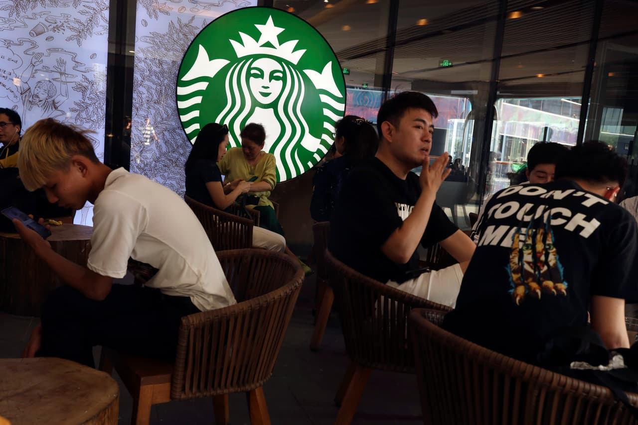 Todas las sucursales de Starbucks que están en lugares con alto tráfico peatonal, como los centros comerciales y las universidades, estarán completamente cerradas. (AP Photo/Ng Han Guan)