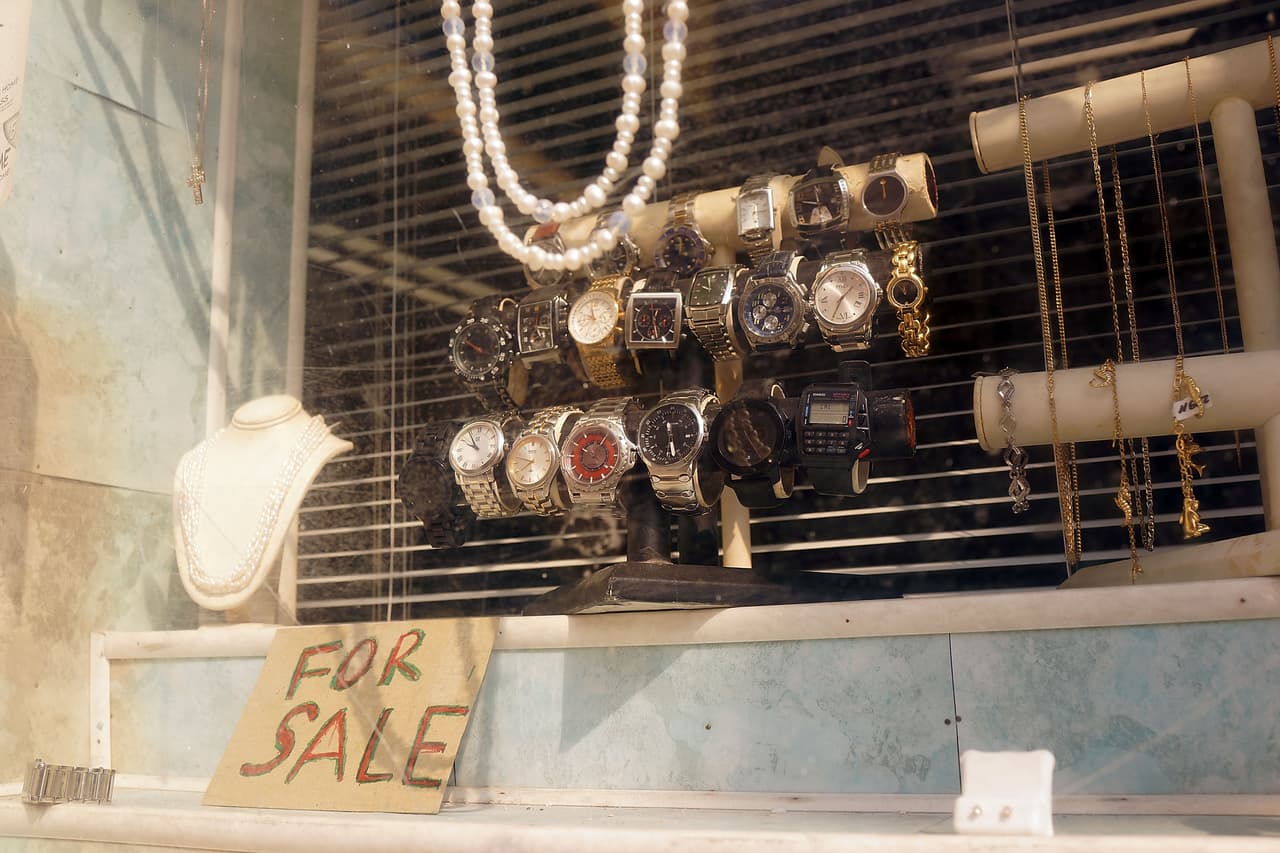 Relojes se exhiben en una casa de empeño de Estados Unidos.