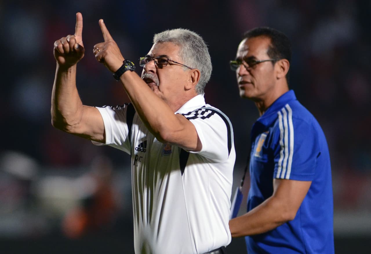 La afición jarocha se molestó por la conducta a su gente y reaccionó golpeando a los aficionados, al ser superados en número los seguidores de Tigres se replegaron. Justo en ese momento los jugadores del equipo, encabezados por el ‘Tuca’ Ferretti pidieron a los policías que protegieran a su gente.