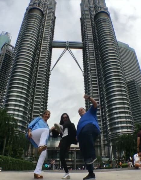 Una de las primeras cosas que hicieron al pisar el país asiático fue tomarse una foto con las emblemáticas Torres Petronas, que fueron los edificios más altos del mundo entre 1998 y 2003.
<br>