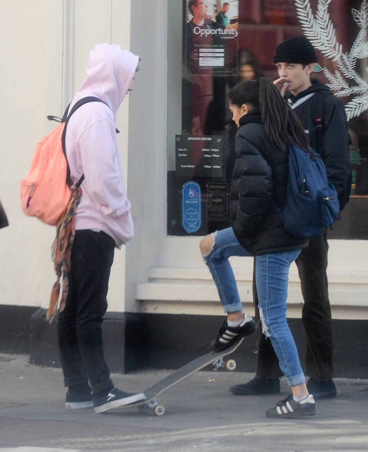 Platicaron un momento fuera de la cafetería.