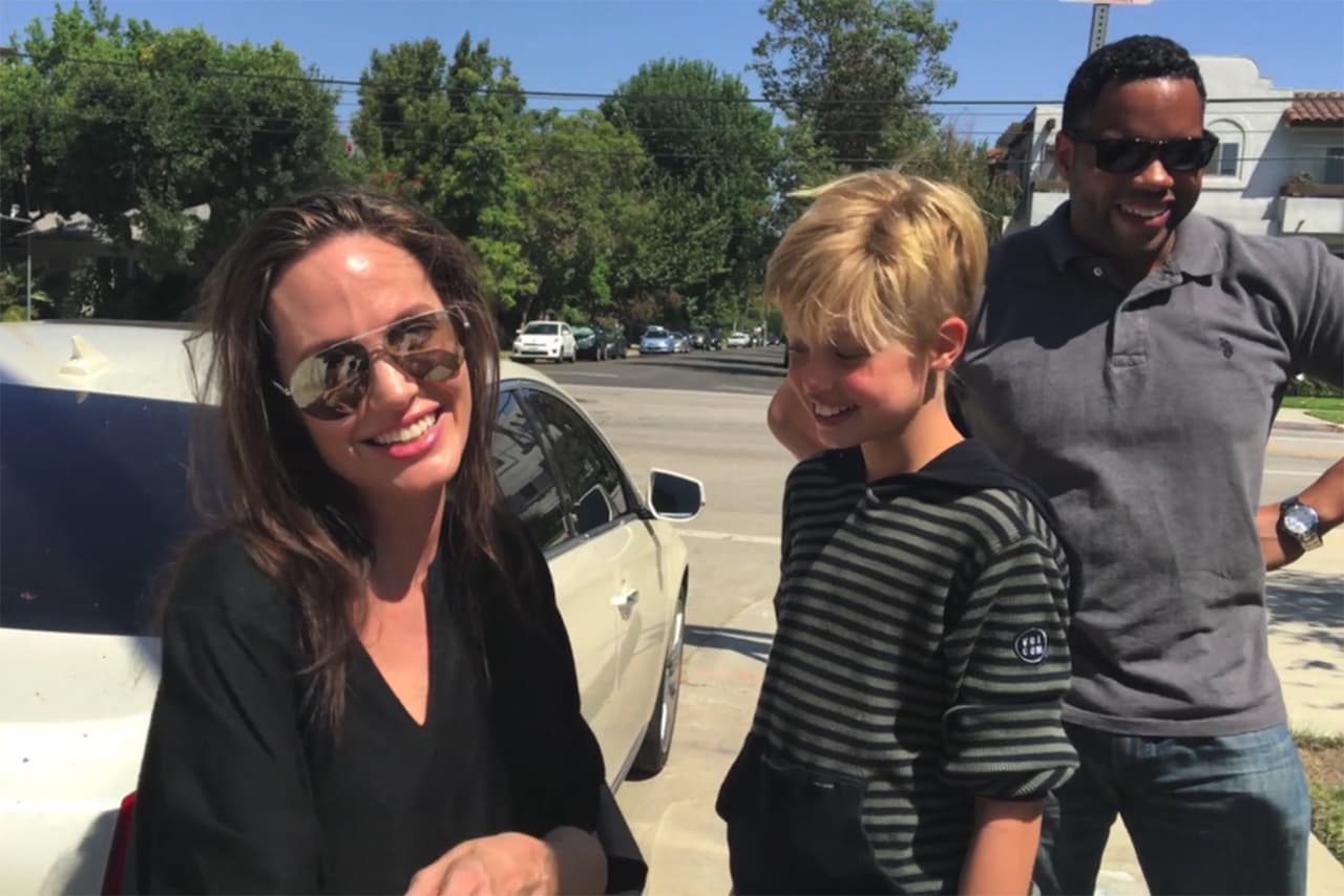 Y suponemos que le encantó a la actriz o a Shiloh, porque decidieron orillarse y comprarlo.