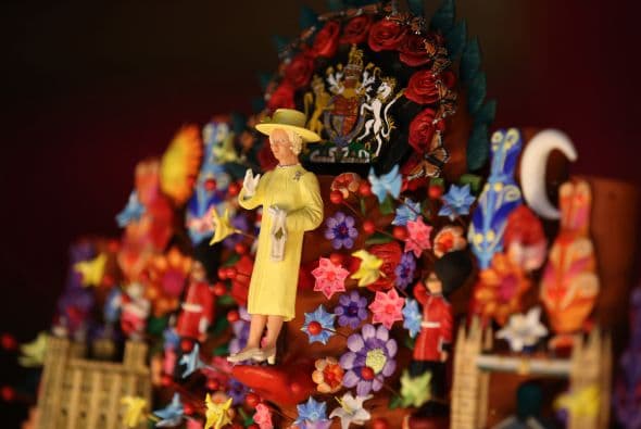 Enrique Peña Nieto le obsequió a la reina un “Árbol de la Vida”.