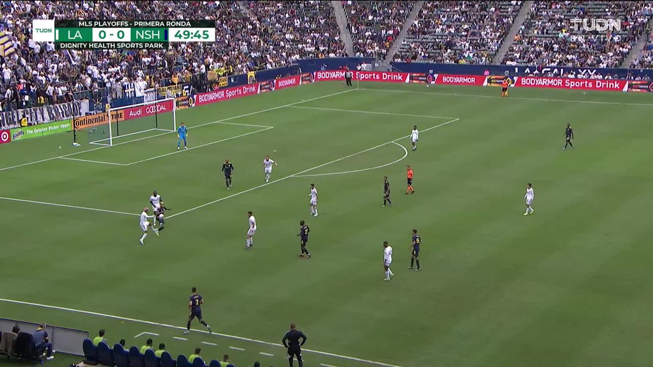 ¡GOL!  anota para LA Galaxy. Javier Hernández