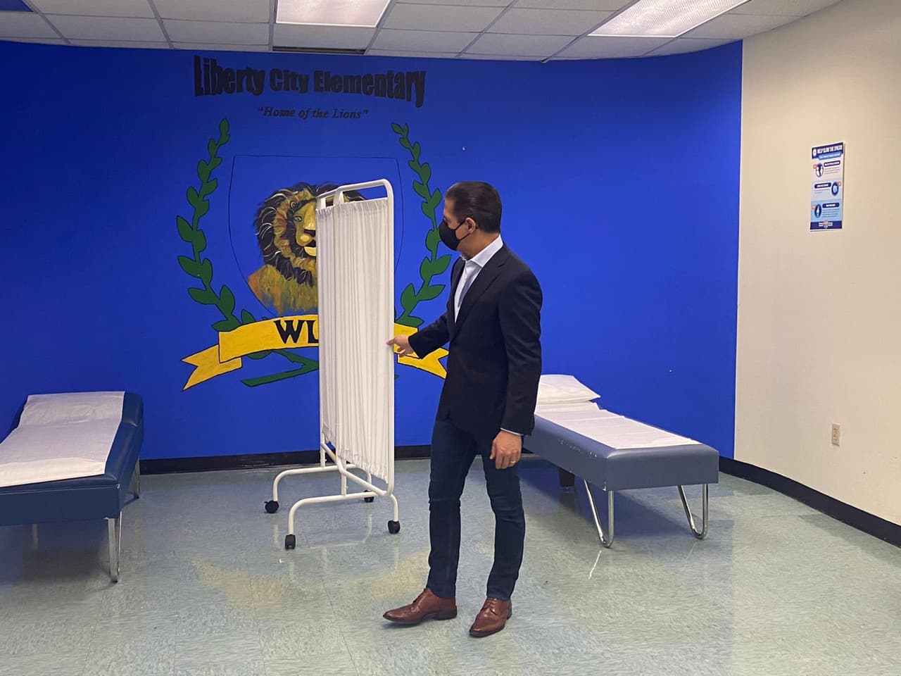 “Las pautas revisadas de los CDC recomiendan la cuarentena de 14 días como regla general, pero estipulan que los períodos de 10 y 7 días funcionan en algunos casos", dijo Carvalho.