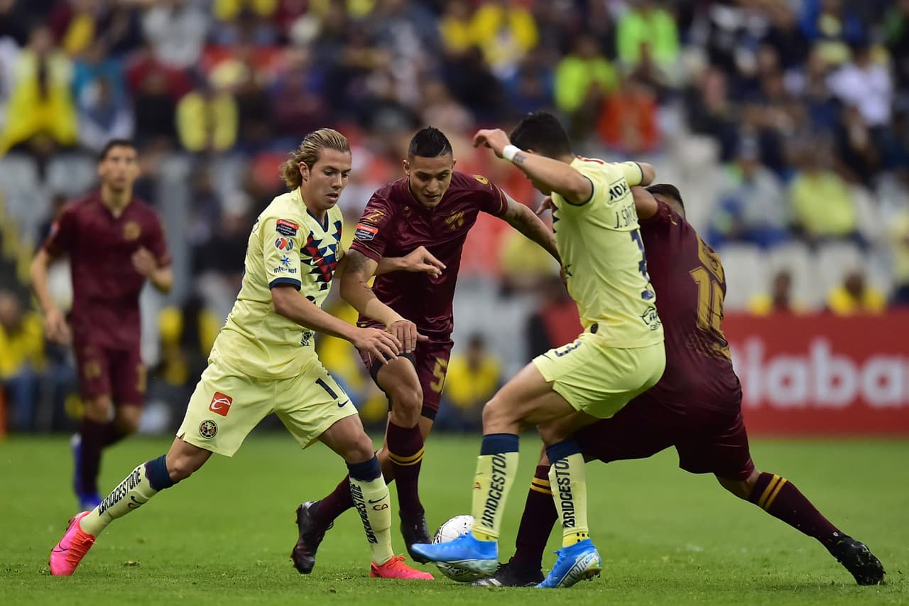 Al 67’ Yanes frenó un contragolpe del América llevándose de por medio a Córdova.