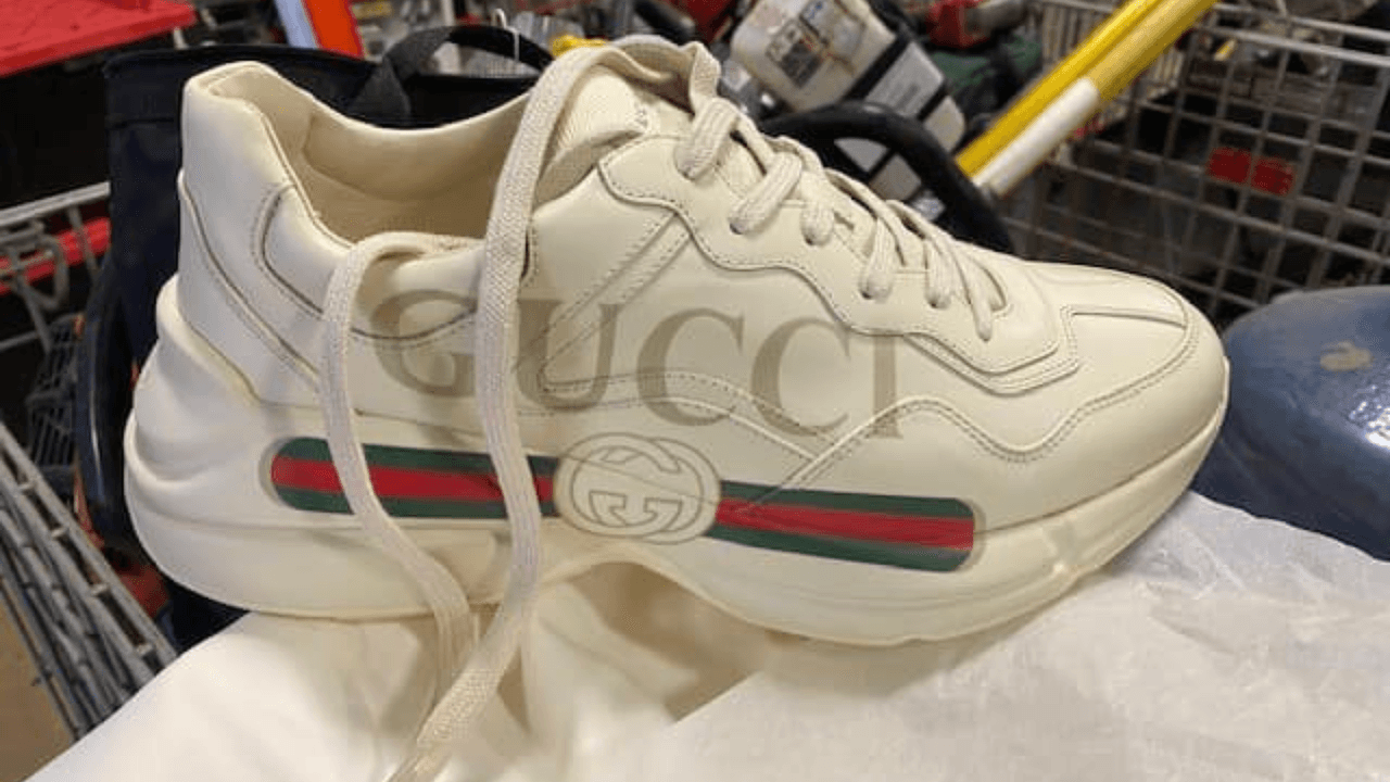 También hay 
<b>algunos accesorios de marca de diseñador que subastan</b>, como estos tenis Gucci.