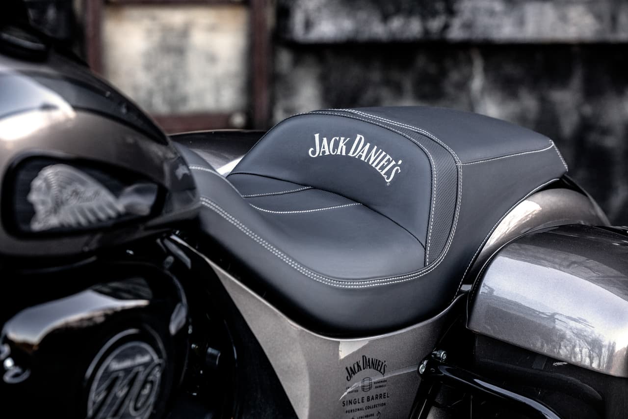 …y en las bolsas de carga laterales.