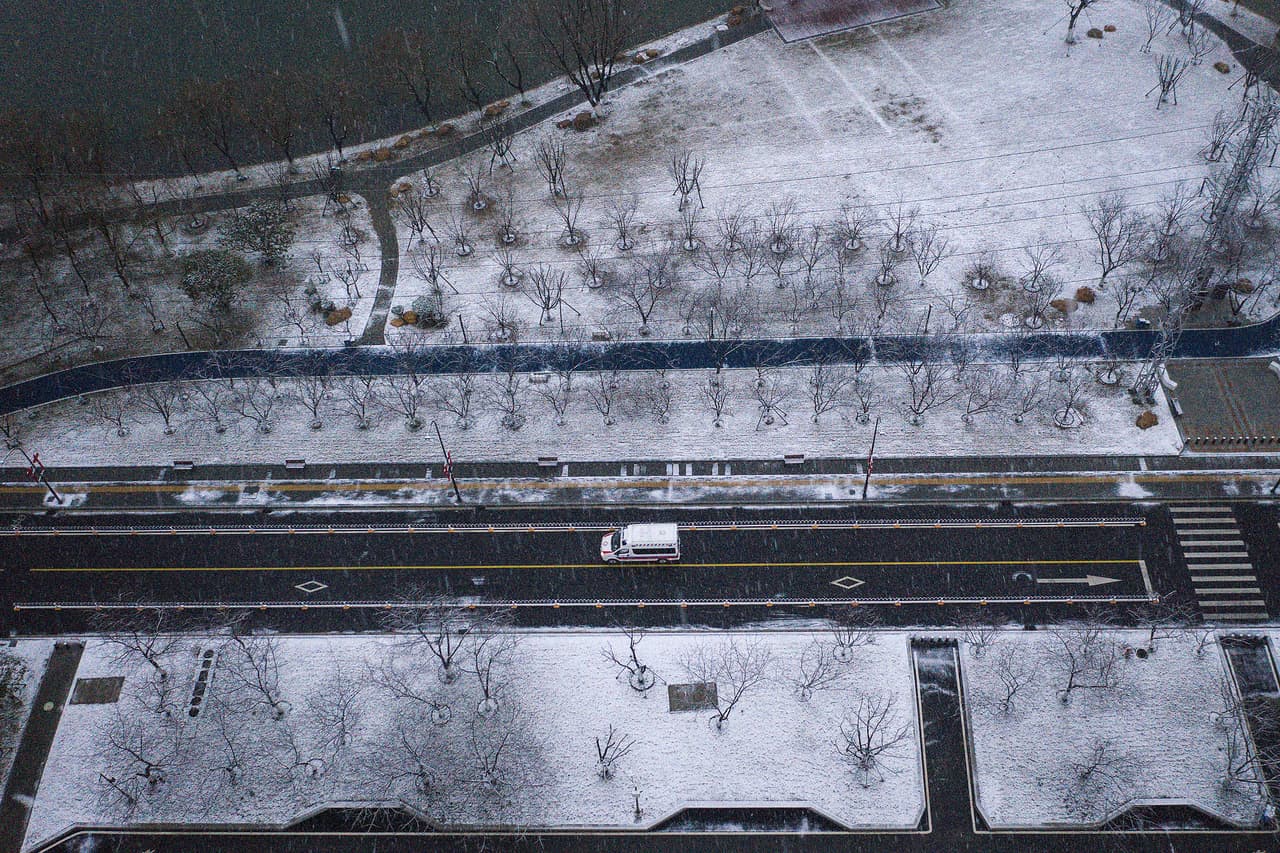 Una ambulancia transitando sola en las calles vacías de Wuhan.