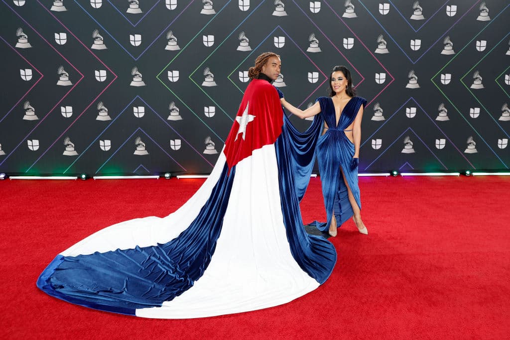 <b>Yotuel y Beatriz Luengo</b> caminaron orgullosos portando la bandera de Cuba.