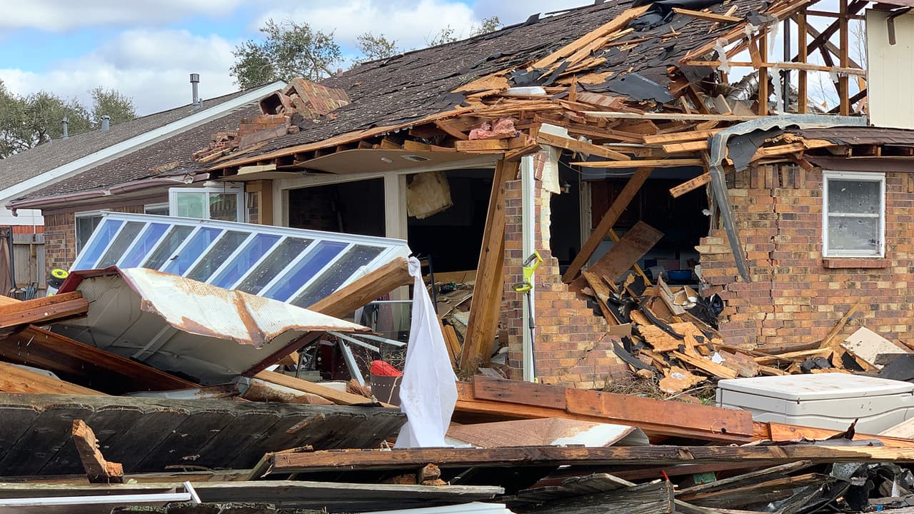 Tras el paso del tornado, varios vecindarios se quedaron sin luz en Pasadena, Texas.