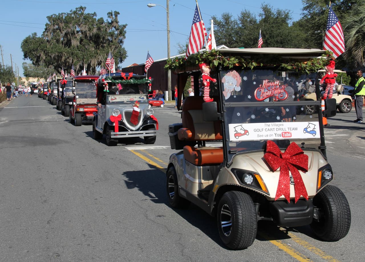 <b>Lady Lake Annual Holiday Parade “Christmas in Space” </b>
<br>
<b>Fecha:</b> 2 de diciembre
<br>
<b>Lugar:</b> Old Dixie Highway entre Guava Street y Griffin View Drive
<br>
<b>Sitio web</b>: 
<a href="https://www.ladylake.org/event/save-the-date-lady-lake-christmas-parade">https://www.ladylake.org/event/save-the-date-lady-lake-christmas-parade</a> 
<br>
<br>Además del desfile festivo, también disfrutarás de exhibición de autos clásicos, golosinas y mucho más.