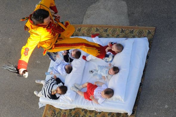 También conocido como el Salto del Colacho simboliza la lucha contra el pecado original con el que nacen los pequeños.