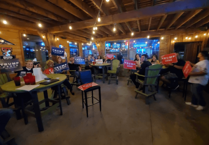 El candidato republicano por el distrito 14 (Amarillo), donde los republicanos ganaron con el mayor margen en las elecciones intermedias de 2018, tuiteó esta imagen de simpatizantes de la fórmula Trump-Pence, reunidos para ver el debate entre los candidatos a la vicepresidencia.