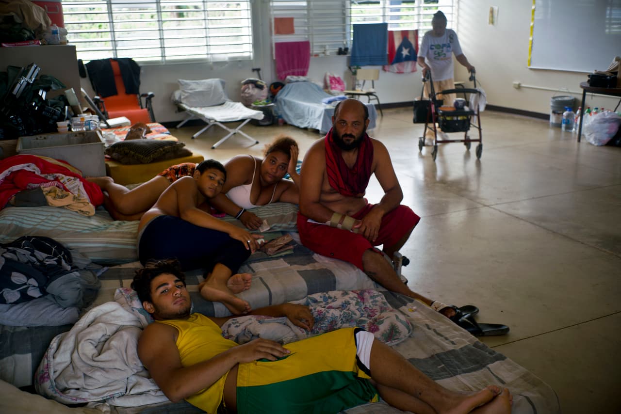 <b>Refugios: 92.</b> A 30 días del paso de María quedan 92 refugios abiertos que albergan a 4,246 damnificados, según el gobierno de Puerto Rico. En esta foto del 14 de octubre de 2017, Arturo Meléndez y su familia descansan en un refugio de Toa Baja, al norte de la isla.