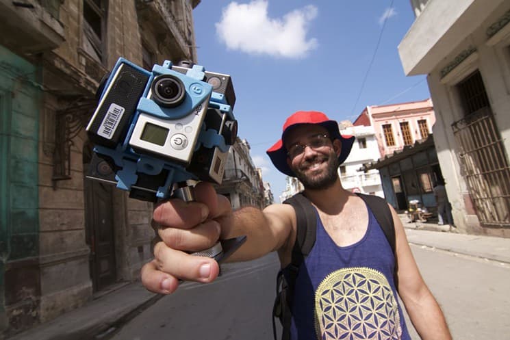 Andrés Rivera con el equipo de cámaras con las que grabaro los lugares de Cuba para crear la experiencia de realidad virtual.