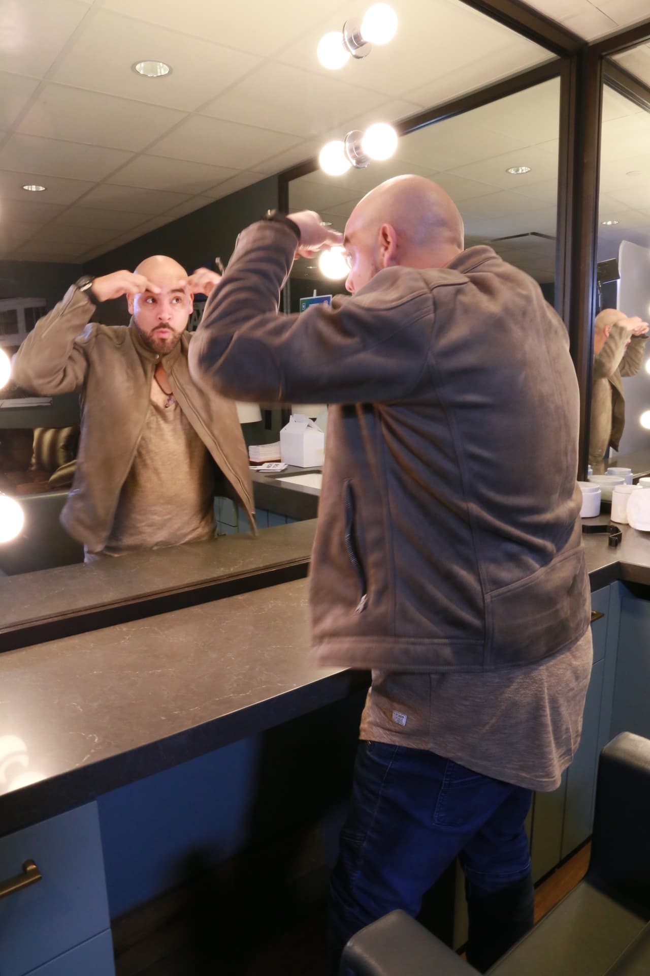 Minutos antes de subir al escenario, el locutor se aseguró de que todo estuviera en posición, incluyendo sus cejas.