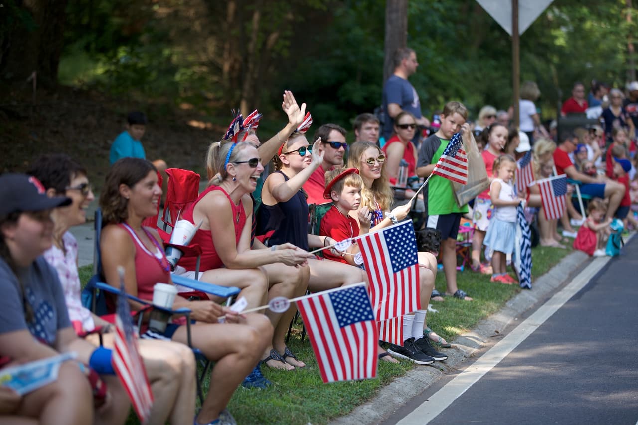 <a href="https://dunwoodyga.org/dunwoody-4th-of-july-parade/"><b>DHA's Dunwoody 4th of July Parade (4 de julio)</b></a>. La Asociación de Propietarios de Dunwoody y el periódico Dunwoody Reporter planean un desfile para celebrar el 4 de julio. El denominado “Desfile del Día de la Independencia más grande de Georgia", tendrá como tema el "Desfile de estrellas". Este evento anual data de 1976.