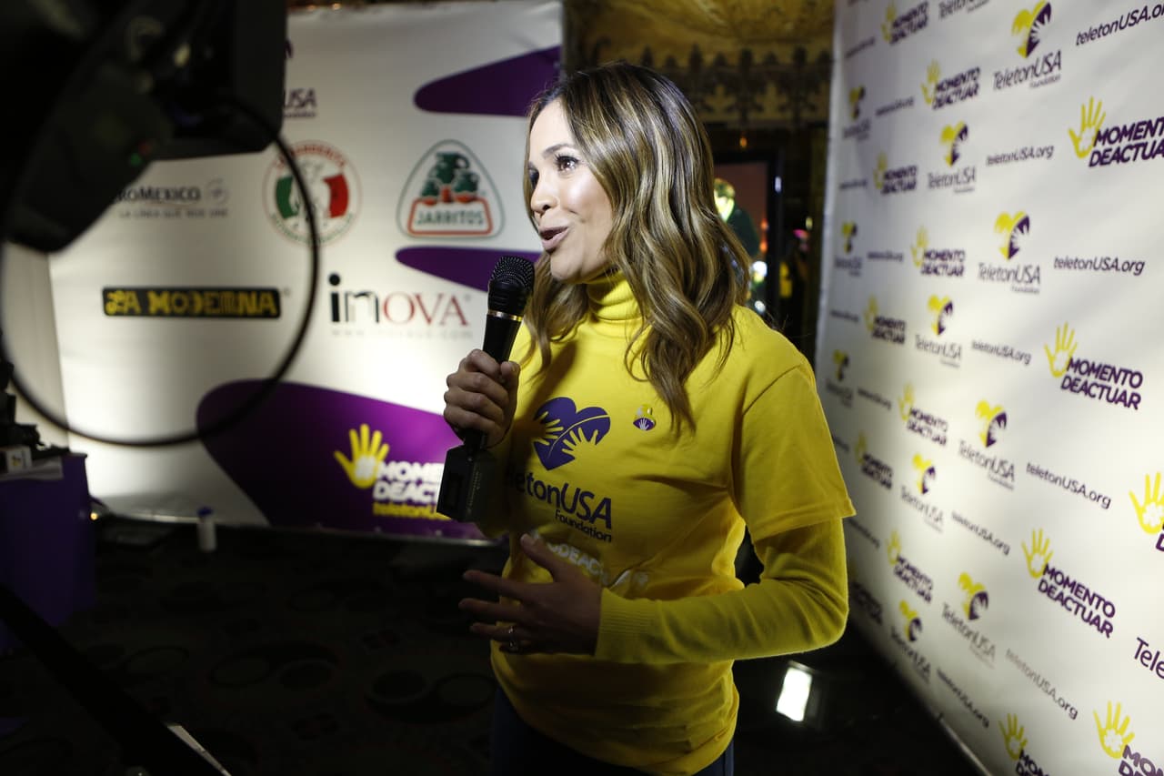 Karla Martínez invitando a todos a donar.