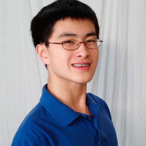 Christopher Yao, con 19 años, 
<b>maneja la ONG <a href="http://http://www.kidschangetheworld.org" target="_blank">Kids Change the World </a>dedicada a inspirar y facilitar que los niños desde sus propias comunidades puedan involucrarse en ayuda humanitaria en 34 países.</b> La idea nació cuando tenía 10 años y sufría de prognatismo y quería ayudar a otros con problemas mayores. Quería crear un proceso de ayuda que fuese sencillo. 
<b>Su organización provee recursos para que todos los niños con ganas de ayudar puedan hacerlo.</b>