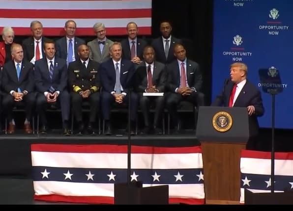 El presidente de los Estados Unidos, Donald Trump, arribó este viernes a la ciudad de Charlotte.