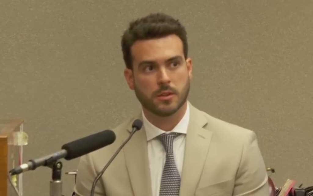 De la Torre dijo que ha platicado con el protagonista de La Sombra del Pasado: "Hablamos seguido para platicar simplemente de cosas banales, nos mandamos cosas, nos reímos, sobre todo para mandarle mucho ánimo".
<br>