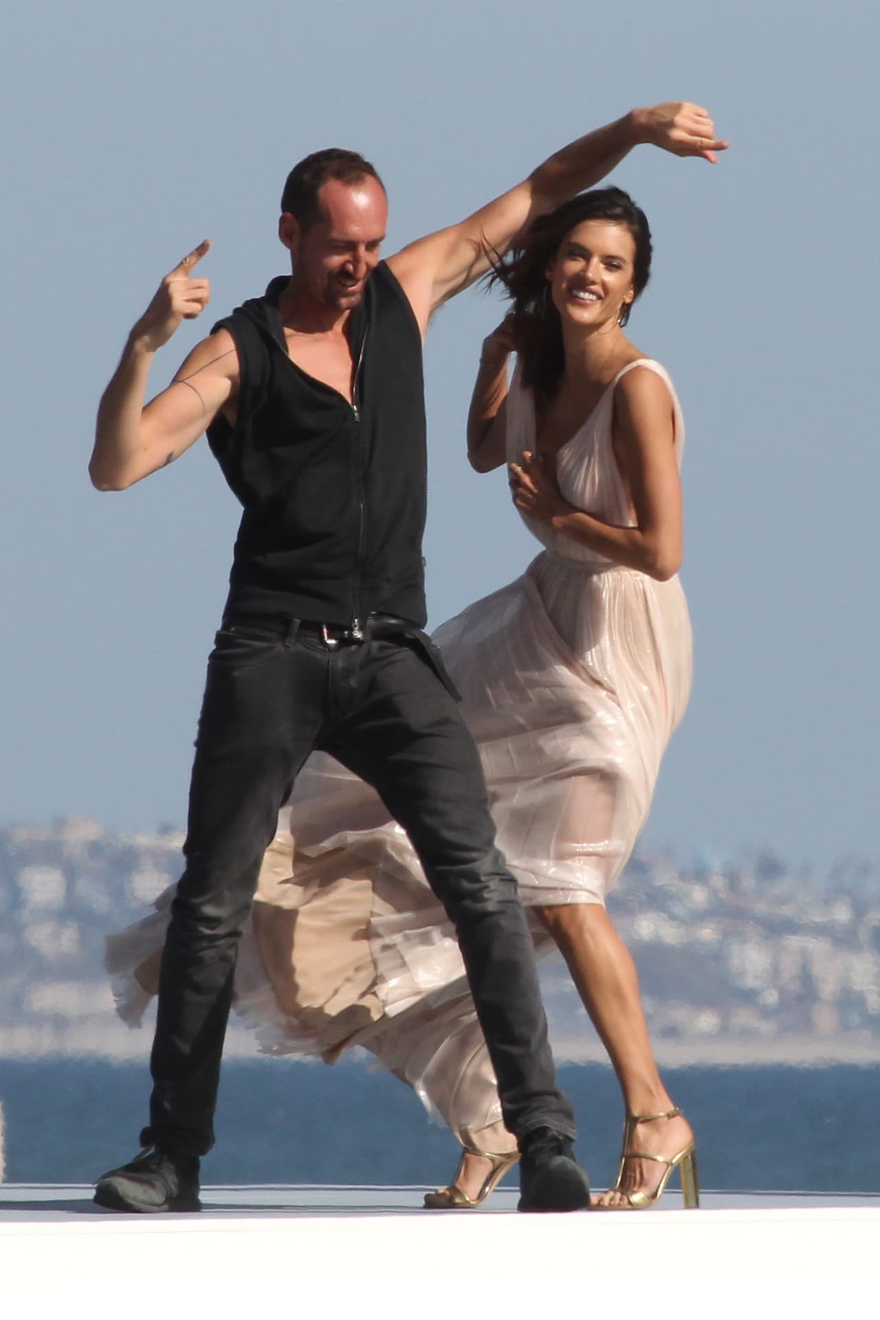 ¿O ya se pusieron a bailar salsa?