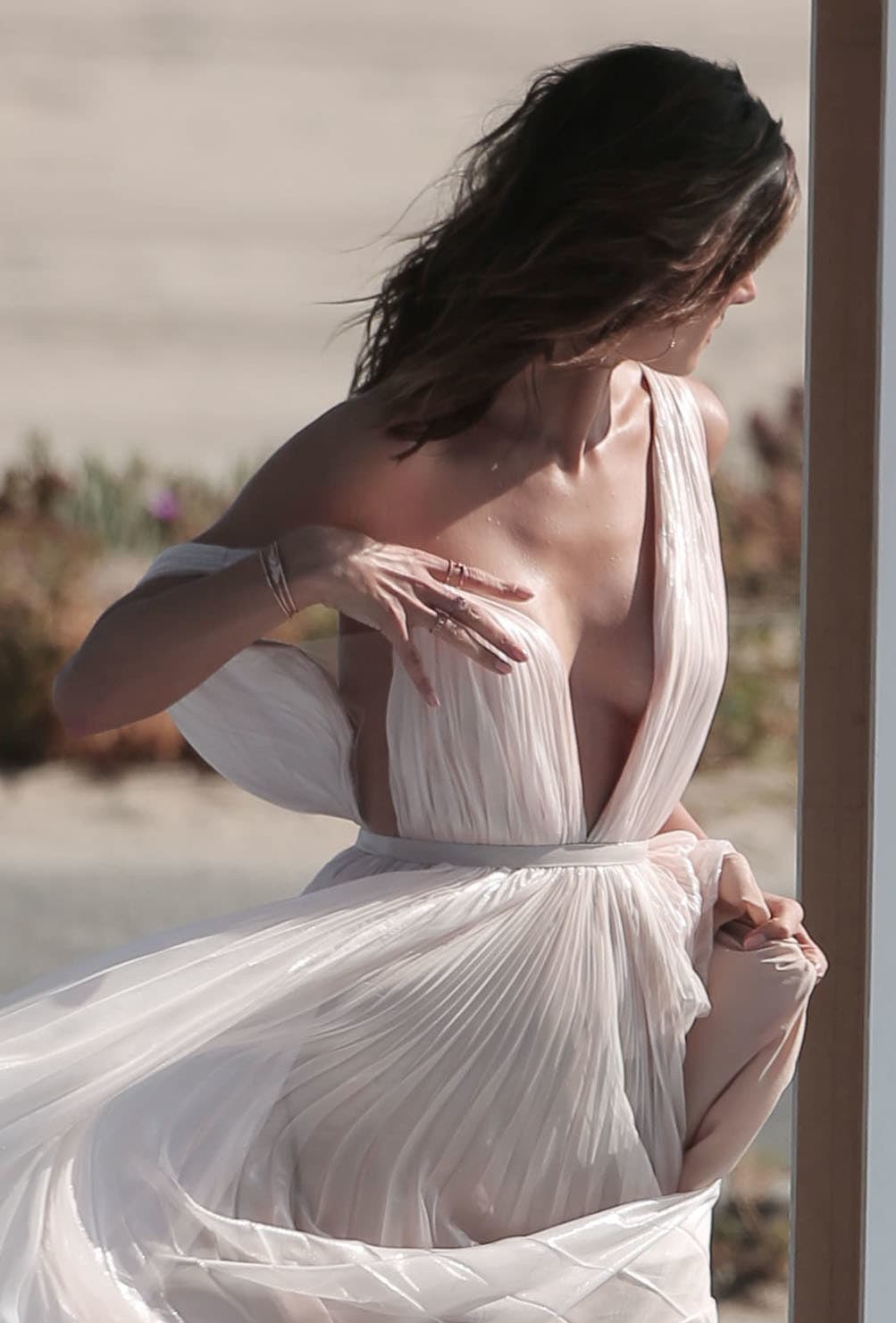 Luego se le cayó el vestido y apenas pudo detenerlo.