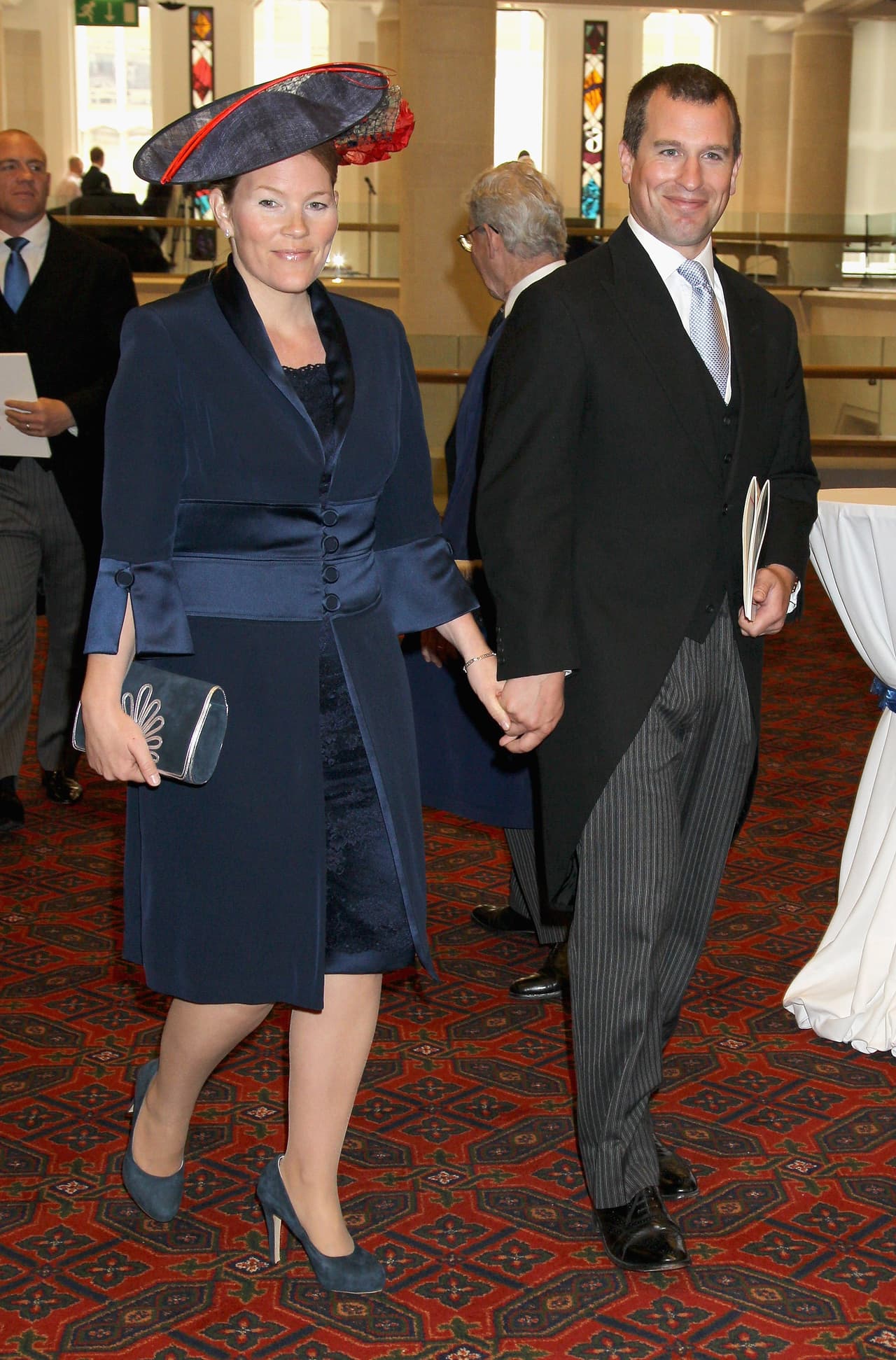 Por ejemplo, Peter Philips y su esposa Autumn Kelly vendieron la exclusiva de su boda, en 2008, a la revista Hello!