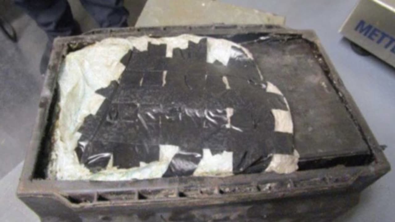 El cargamento estaba camuflado en la batería del auto.