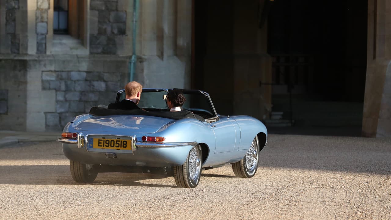 El Jaguar E-type Zero le viene a los recién titulados Duques de Sussex como anillo al dedo. Cuando el modelo original fue presentado en 1961, Enzo Ferrari uno de los más feroces competidores de Jaguar dijo que era "el carro más hermoso jamás fabricado".