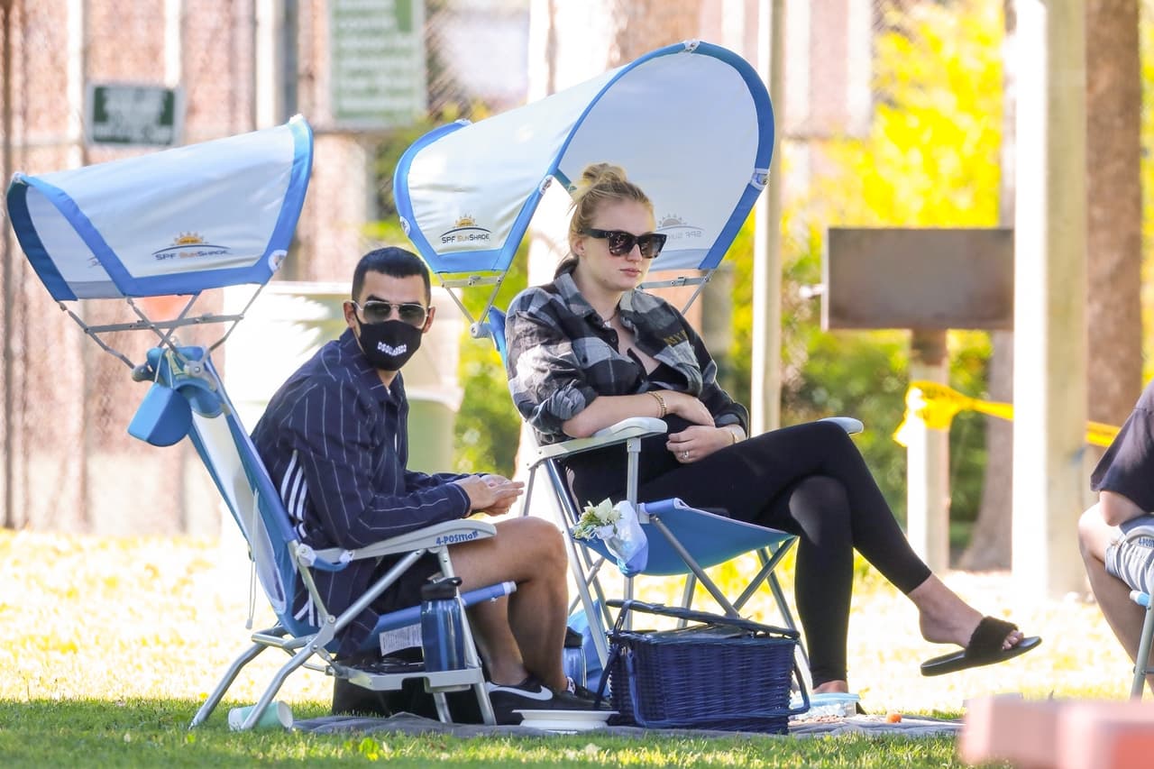 El viernes 17 de julio pasado la pareja fue vista en pleno picnic en un parque de Los Ángeles con la familia del intérprete.