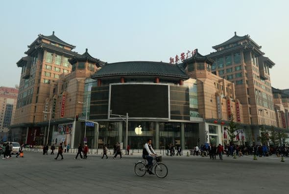 Con un área de 2,300 metros cuadrados y más de 300 empleados, el establecimiento está ubicado en la céntrica calle pequinesa de Wangfujing, una de las más comerciales de la ciudad, detalló el vicepresidente de la cadena de tiendas minorista de Apple, John Browett, según Xinhua.