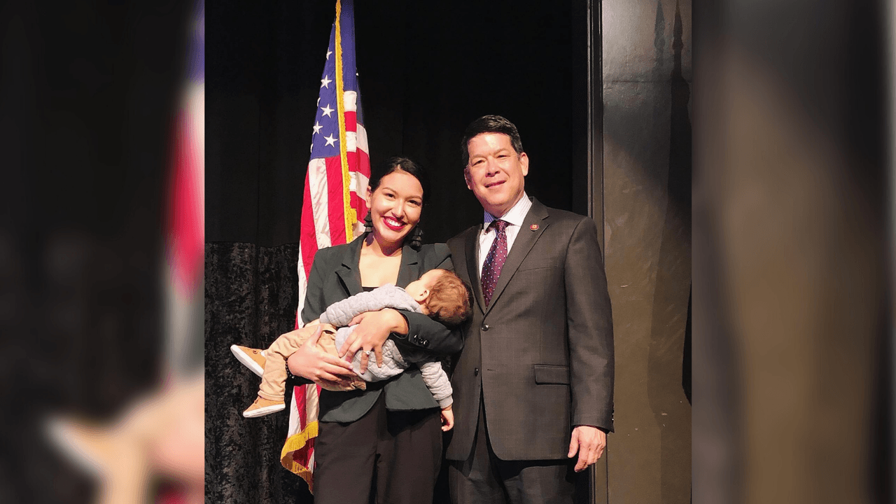 Ella
<b>es madre soltera</b> y se inspiró en
<a href="https://www.univision.com/temas/alejandria-ocasio-cortez">Alexandria Ocasio-Cortez</a> para involucrarse en la política, quien de hecho la reconoció tras su victoria.