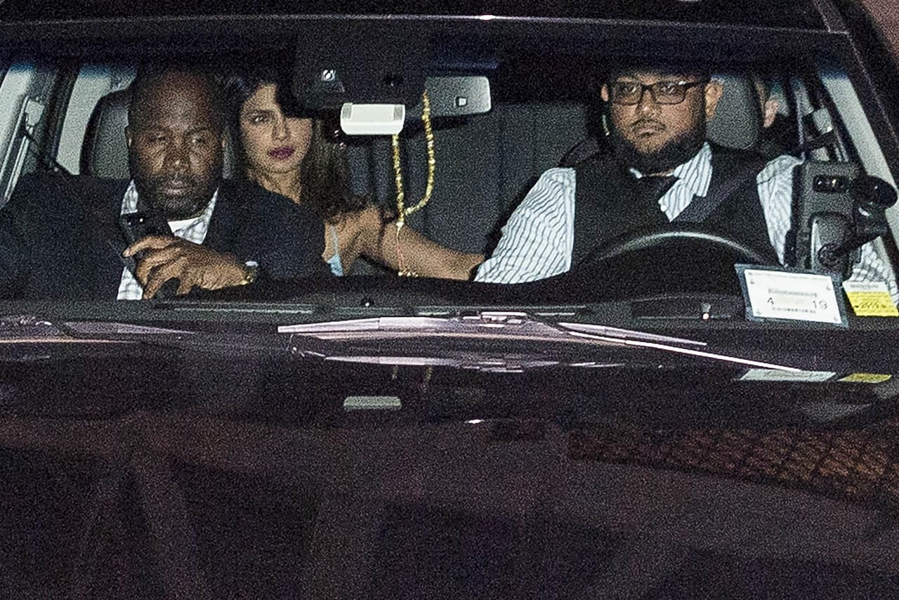 Y al parecer la química no es poca cosa. De acuerdo con el portal 
<b><a href="http://www.tmz.com/2018/06/11/nick-jonas-introduces-priyanka-chopra-family-kevin-wedding/">TMZ</a></b>, Chopra acompañó al cantante a la boda de un familiar en New Jersey el fin de semana pasado, así que ya conoció a la familia.