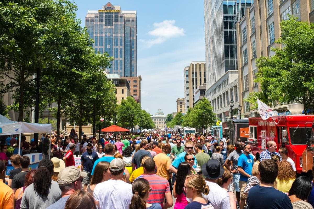 El 6 de junio de 2020 se llevará a cabo el Festival Anual de Comida Internacional en 500 Fayetteville St., Raleigh. Inicia al mediodía y finaliza a las 10 pm.