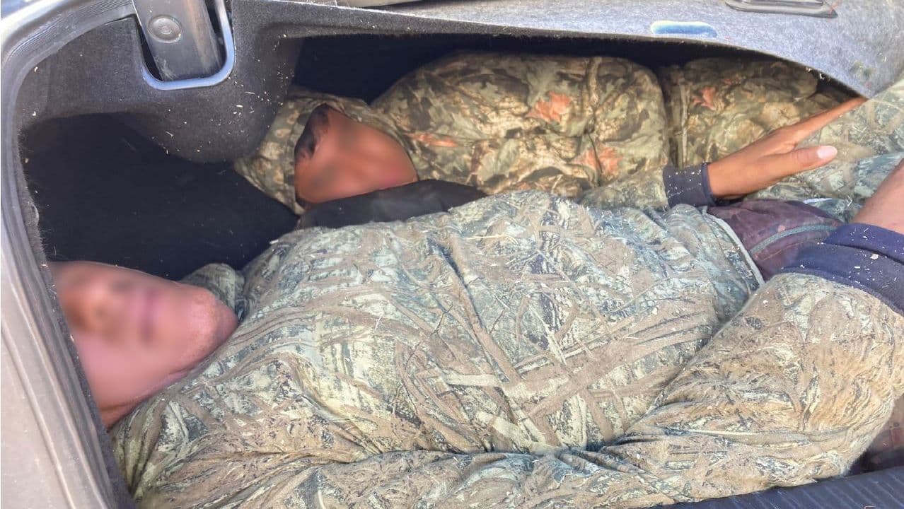 Múltiples agentes de la estación de Douglas trabajaron juntos para frustrar un intento de tráfico humano. Intentaban cruzar a seis indocumentados. Dos estaban escondidos en el maletero.