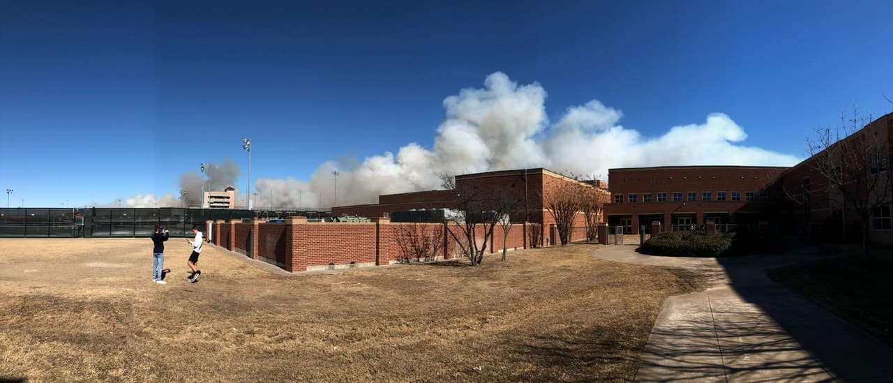 Eliza Guzmán de Olazarán nos mandó estás fotos desde Aledo. El distrito escolar debió cerrar al menos dos escuelas por el humo.