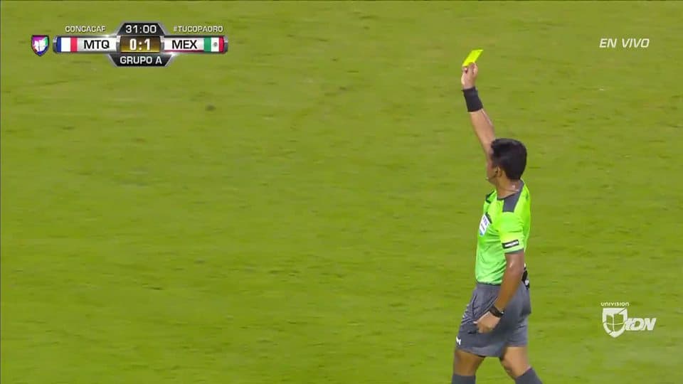Tarjeta amarilla. El árbitro amonesta a Yann Thimon de Martinique