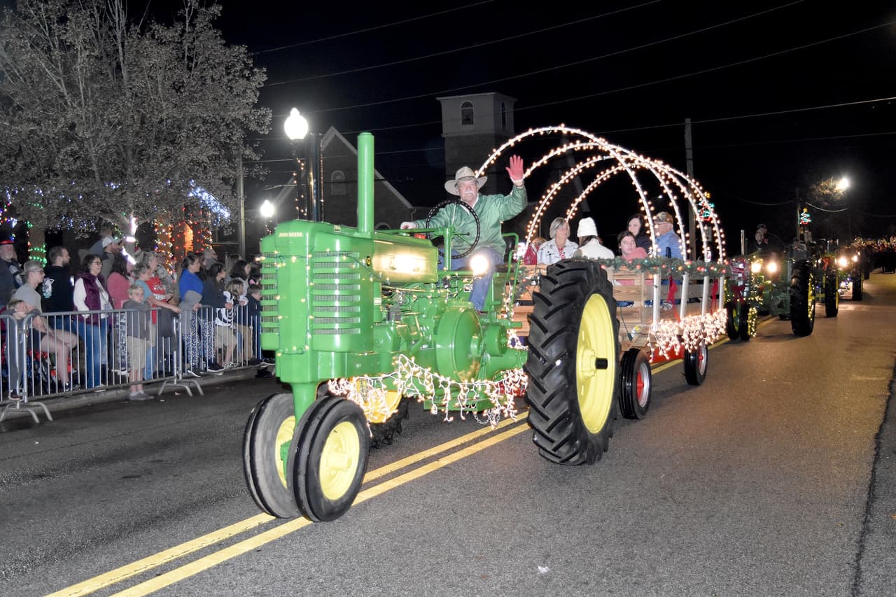 <b>Evento</b>: Christmas Parade and Tree Lighting - Loganville
<br>
<b>Fecha</b>: 25 de noviembre
<br>
<b>Lugar</b>: Downtown Loganville. Main St. Loganville, GA
<br>
<b>Sitio web</b>: 
<a href="https://www.loganville-ga.gov/news-events">https://www.loganville-ga.gov/news-events</a> 
<br>
<br>En todo el centro de la ciudad encontrarás a las escuelas locales, empresas, grupos cívicos y otros mientras celebran la Navidad con un desfile. Posteriormente, Papá Noel encenderá el árbol navideño.