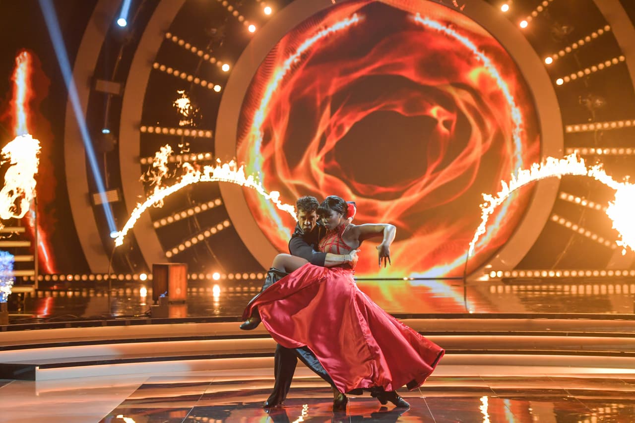 La reina de belleza aceptó que Amara controla el escenario de tal forma que cuando se para en él "te tenemos que mirar".