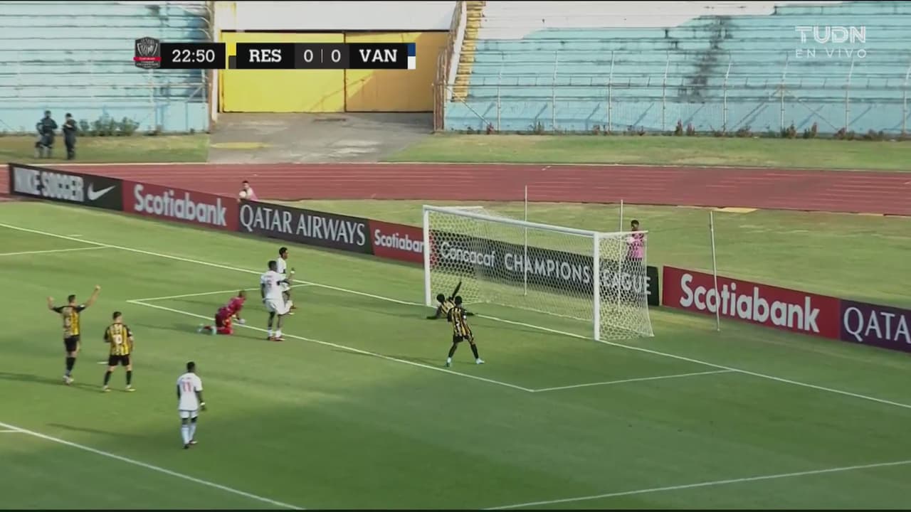 ¡No entra de milagro! Mejía se barre y saca la pelota sobre la línea