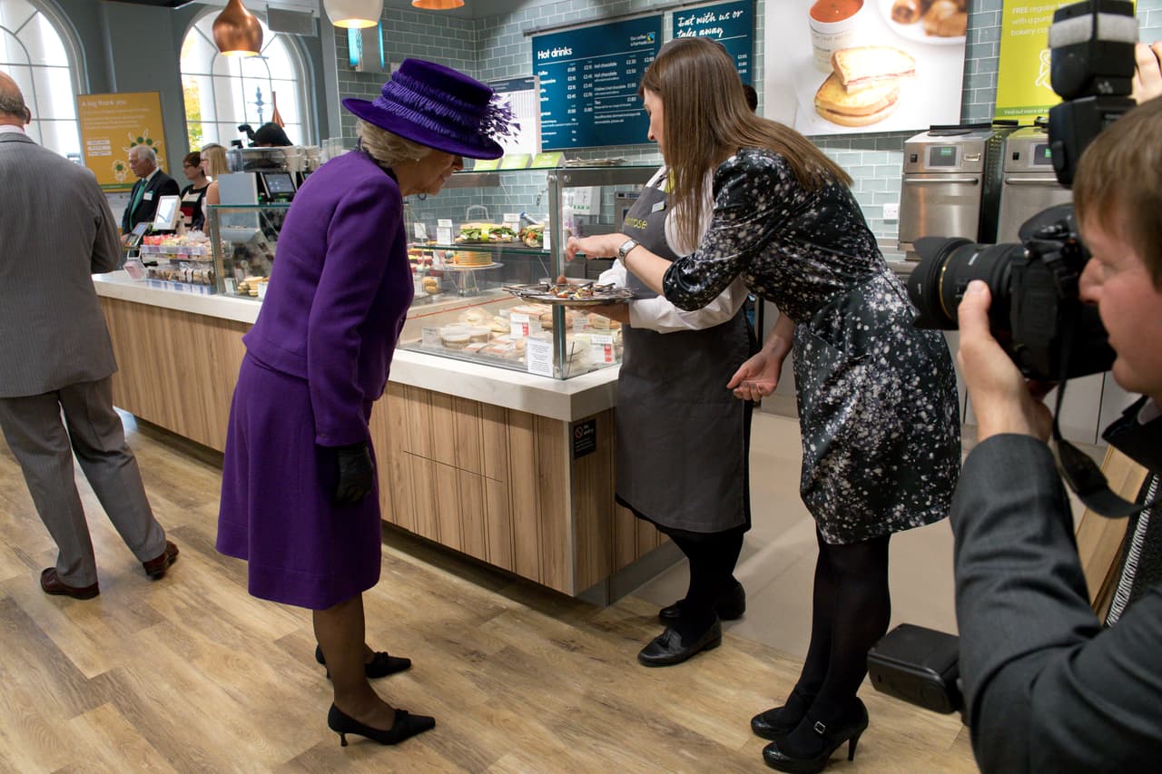 Camila ni tarda ni perezosa fue a que le regalaran algo de comer.