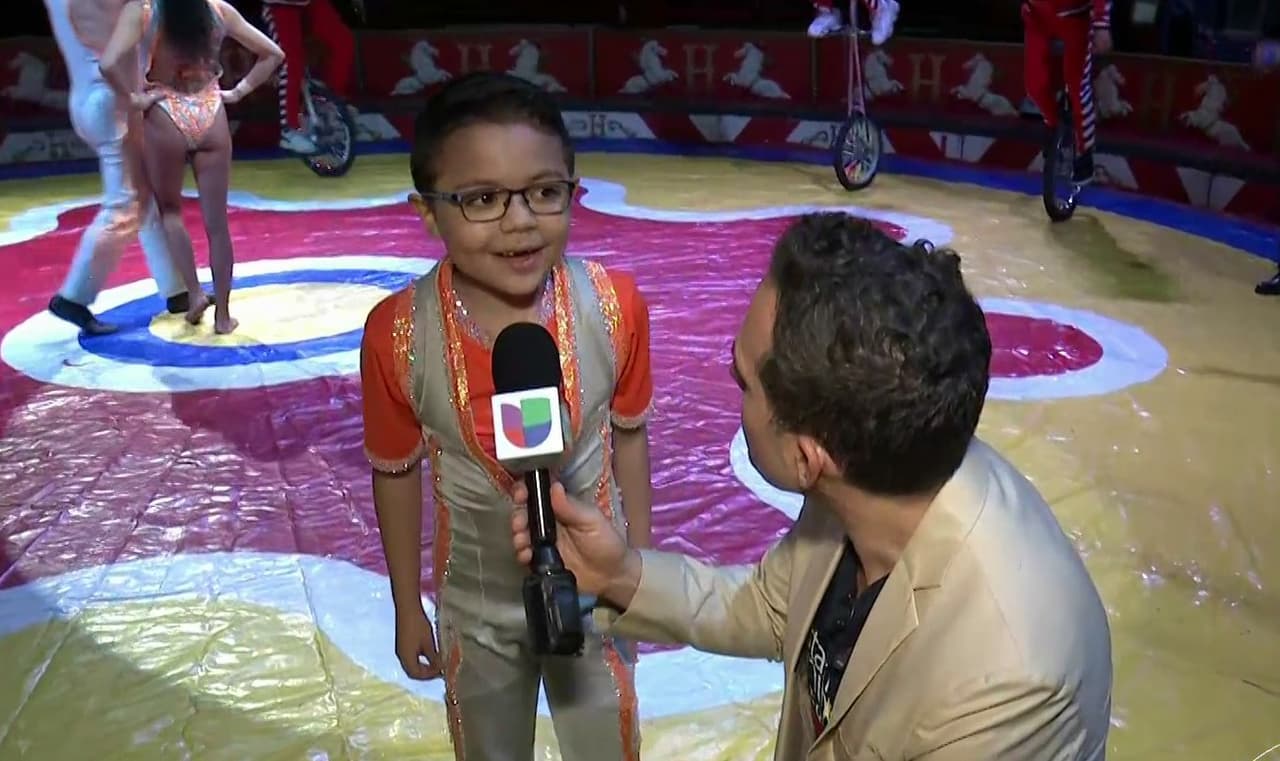Carlos presentó a un pequeño que forma parte de una familia circense el cual se mostró muy interesado en seguir con la tradición familiar.