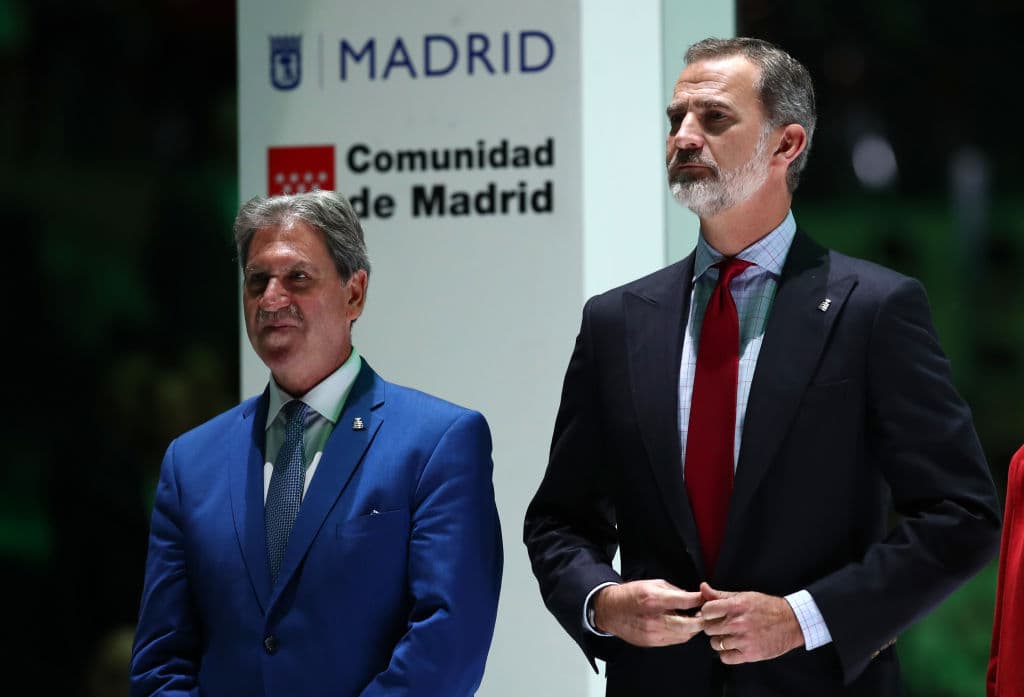 La final de la Copa Davis se llevó a cabo en Madrid, España, por lo que el 
<a href="https://www.univision.com/famosos/aunque-ya-estan-en-secundaria-a-leonor-y-sofia-sus-papas-las-acompanan-al-regreso-a-clases-fotos">rey fue el encargado de entregar el trofeo</a>. 
<br>