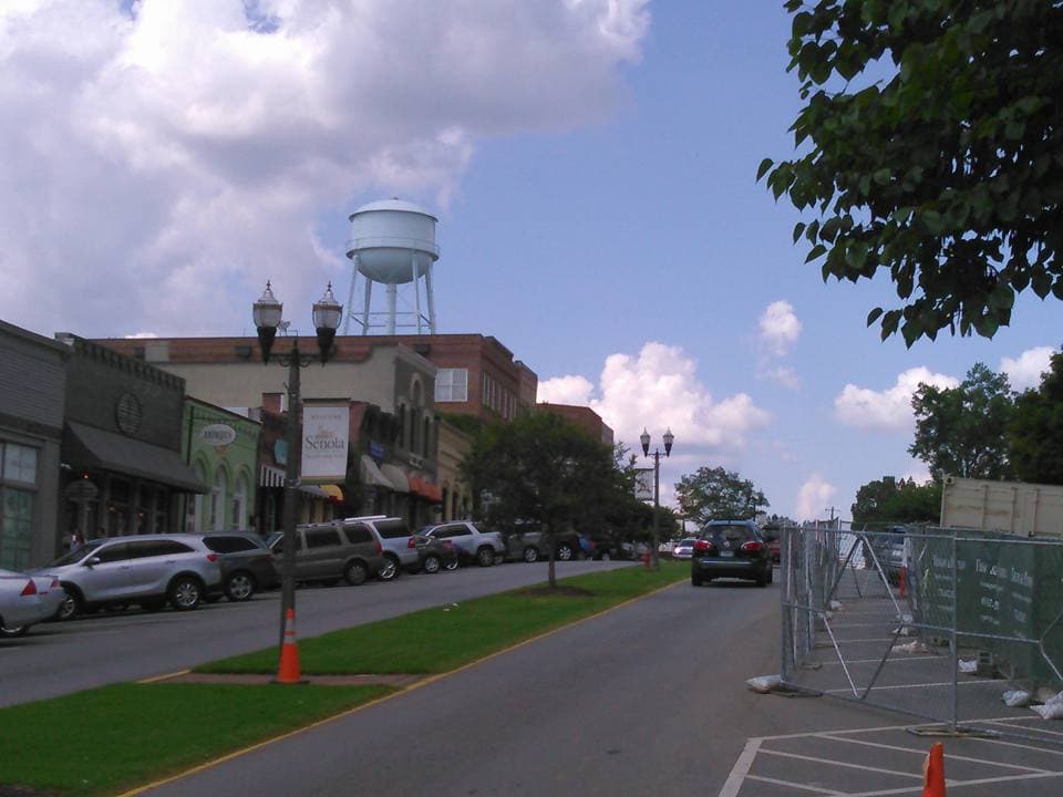 Los visitantes de esta pequeña ciudad pueden ver muchos lugares de rodaje diferentes de la tercera temporada, pero también pueden visitar tiendas temáticas, sin mencionar el recorrido a pie con todo incluido.
<br>
<br>
<b><a href="https://www.google.com/maps/place/Senoia,+GA+30276/data=!4m2!3m1!1s0x88f494d20e537db9:0x336ad364a4496b0e?sa=X&ved=2ahUKEwjQ0ZG30sHwAhXTpJ4KHWgBC_cQ8gEwJnoECE8QAQ">Cómo llegar</a></b>