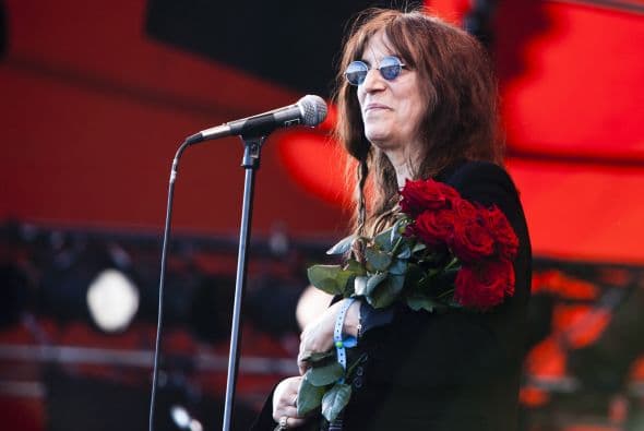 La cantante Patti Smith recordó a los fallecidos durante un emotivo recital sobre el escenario de ese festival.