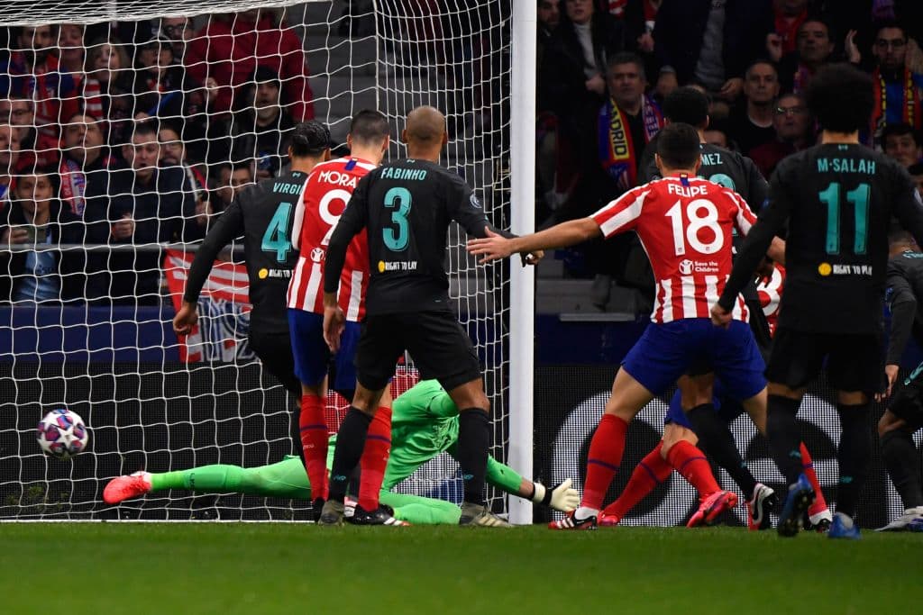 Error de Fabinho al cortar un tiro de esquina y Saúl Ñíguez anota apenas al minuto 4.